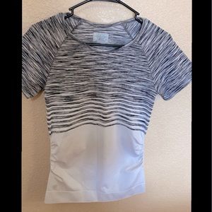 Athleta momentum tee. Small